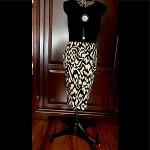 Larry Levine stylish pencil skirt, back zipper closure, BRAND NEW